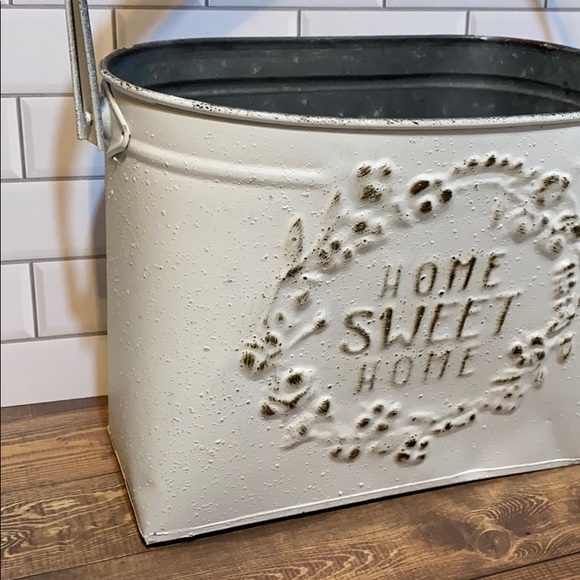 Farmhouse style metal bucket with handle - Picture 5 of 5